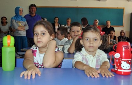 Minik öğrenciler okula alışmakta zorlandı