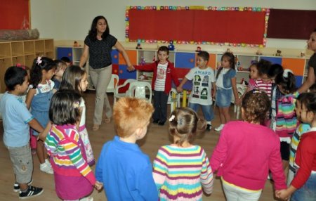 Minik öğrenciler okula alışmakta zorlandı