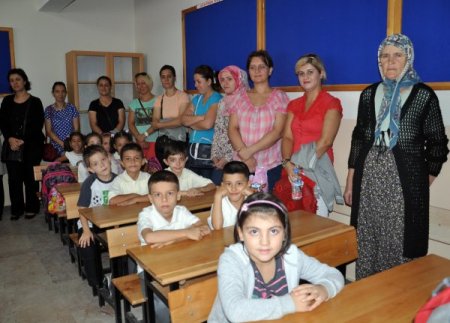 Minik öğrenciler okula alışmakta zorlandı