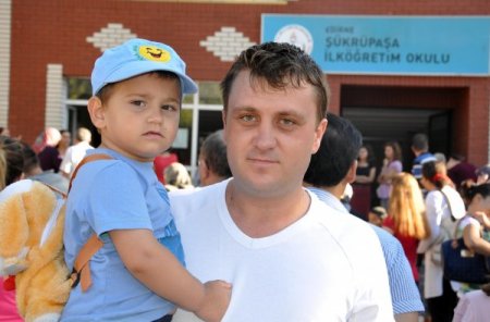 Minik öğrenciler okula alışmakta zorlandı