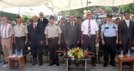 Minik Öğrenciler Okulda Çiçeklerle Karşılandı