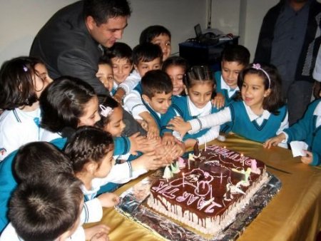 Minik Öğrenciler Okuma-yazma Sevincini Pasta Keserek Kutladı