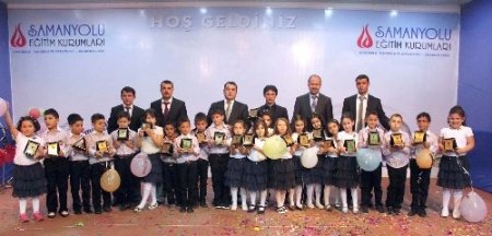 Minik öğrenciler okuma yazmanın sevincini aileleri ile paylaştı