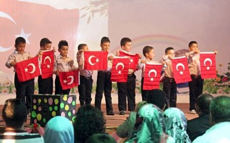 Minik öğrenciler okuma yazmanın sevincini aileleri ile paylaştı