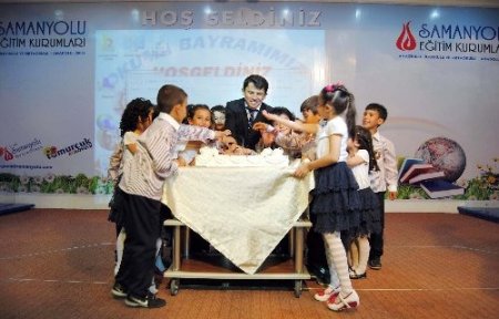 Minik öğrenciler okuma yazmanın sevincini aileleri ile paylaştı