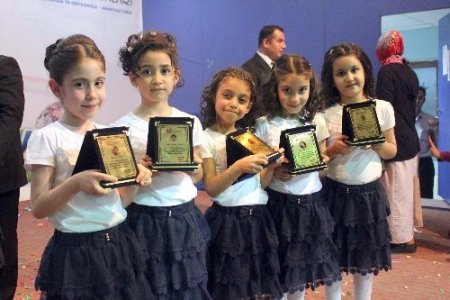 Minik öğrenciler okuma yazmanın sevincini aileleri ile paylaştı