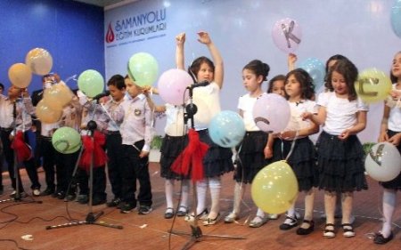 Minik öğrenciler okuma yazmanın sevincini aileleri ile paylaştı