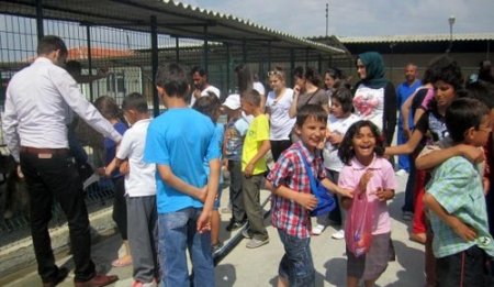 Minik öğrenciler sokak hayvanları barınmaevini ziyaret etti