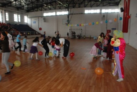 Minik Öğrenciler Yarışmalarda Doyasıya Eğlendi