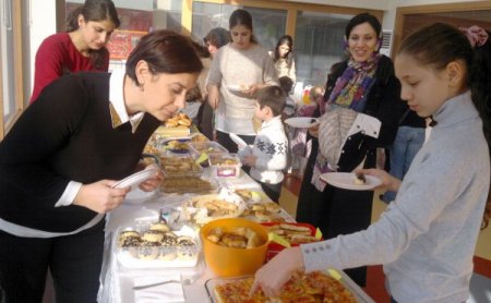 Minik öğrencilerden anlamlı kermes