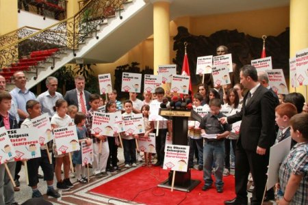 Minik öğrencilerden büyüklere: Bizi günaha sokmayın