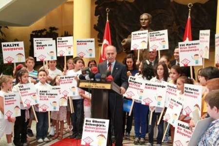 Minik öğrencilerden büyüklere: Bizi günaha sokmayın