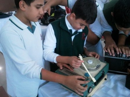 Minik öğrencilerden 'Nostaljik İletişim Araçları' sergisi