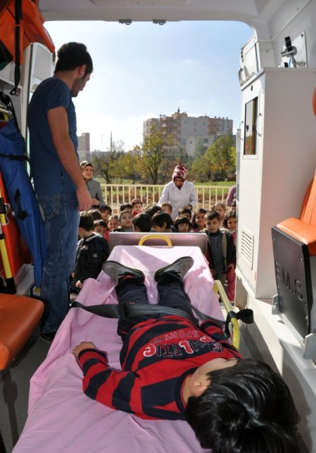Minik öğrencilere 112 ambulansları tanıtıldı