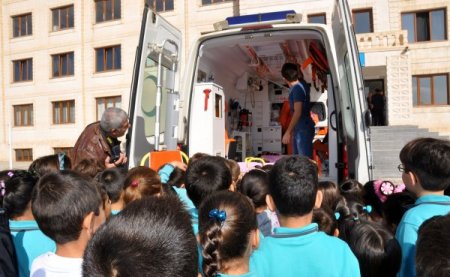 Minik öğrencilere 112 ambulansları tanıtıldı