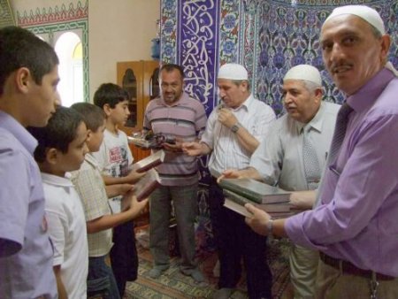 Minik Öğrencilere Askıda Kur'an-ı Kerim Dağıtıldı
