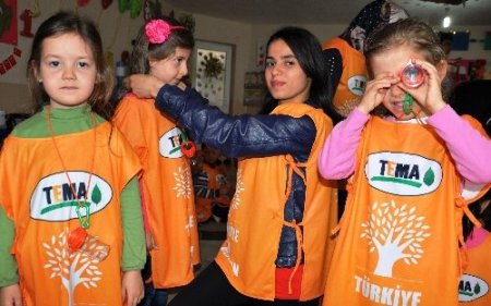 Minik öğrencilere 'gözlem kutusu' dağıtıldı