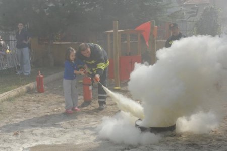 Minik öğrencilere yangın tatbikatı