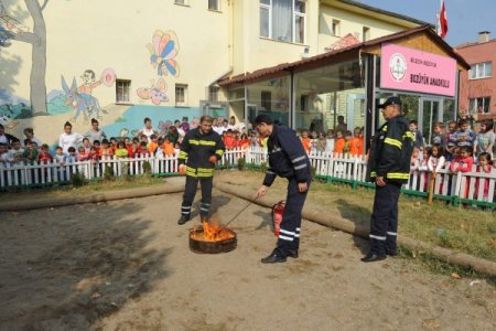 Minik öğrencilere yangın tatbikatı