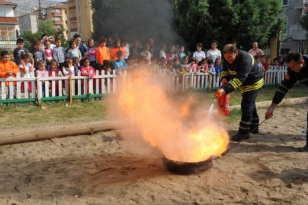 Minik öğrencilere yangın tatbikatı