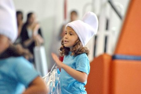 Minik öğrencilerin gösterileri ayakta alkışlandı