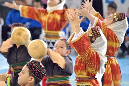 Minik öğrencilerin gösterileri ayakta alkışlandı