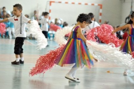 Minik öğrencilerin gösterileri ayakta alkışlandı