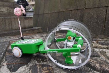 Minik Robot 12 Pille 500 Kilometre Yol Yaptı