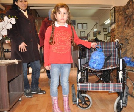 Minik Su Naz, 1 milyon mavi kapakla 3 engellinin yüzünü güldürdü