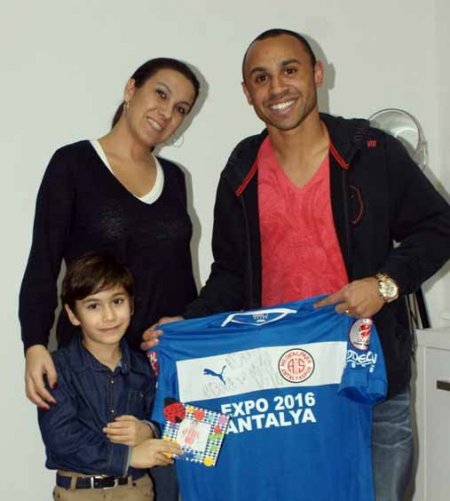 Minik taraftardan Tita’ya moral ziyareti