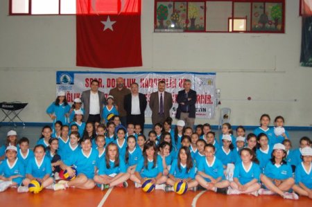 Minik Voleybolcuların Kıyafeti Başkan Çetin’den