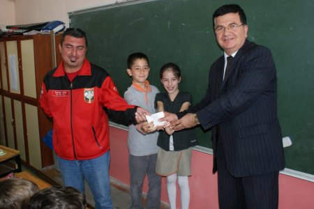 Minik yürekler harçlıklarını AKUT'a bağışladı