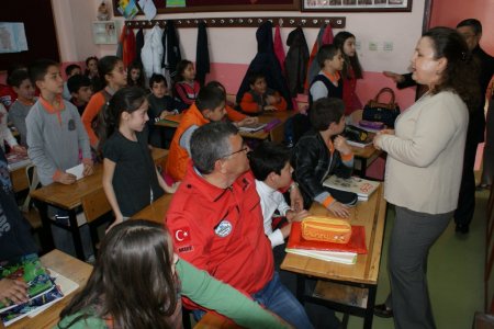 Minik yürekler harçlıklarını AKUT'a bağışladı