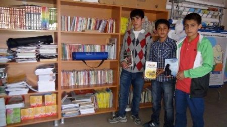 Minik yürekler köy okullarına ikinci kütüphaneyi kurdu