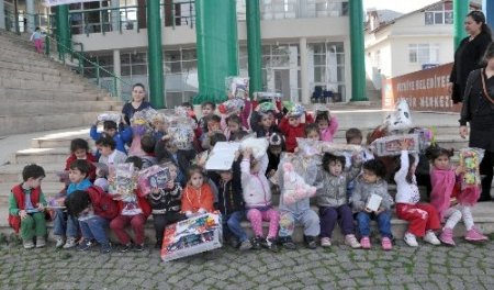 Minik yürekler oyuncaklarını yaşıtlarıyla paylaştı