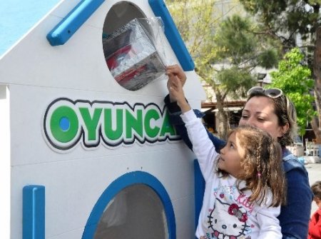 Minik yürekler oyuncaklarını yaşıtlarıyla paylaştı