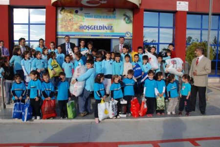 Minik yüreklerden Suriyeli sığınmacılara kışlık kıyafet yardımı