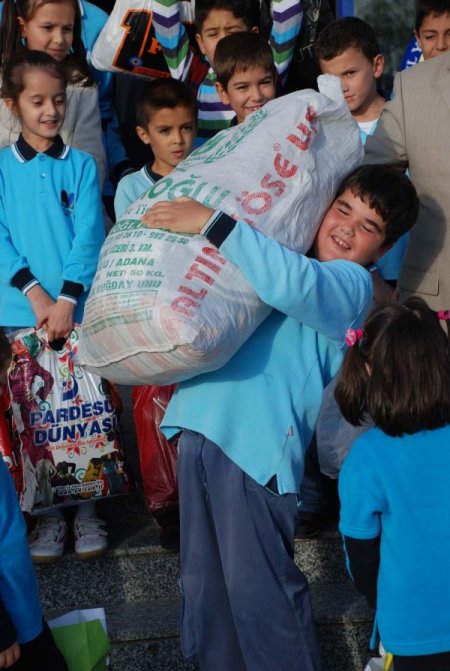 Minik yüreklerden Suriyeli sığınmacılara kışlık kıyafet yardımı