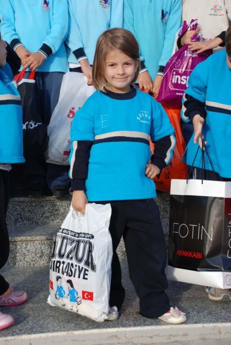 Minik yüreklerden Suriyeli sığınmacılara kışlık kıyafet yardımı