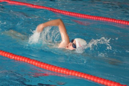 Minik yüzücülerin yarışı renkli görüntüler oluşturdu