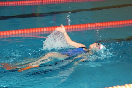 Minik yüzücülerin yarışı renkli görüntüler oluşturdu