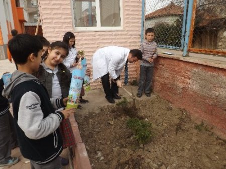 Minikler, fidanları toprakla buluşturdu