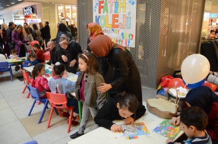 Minikler, parmak boya şenliğinde gönlünce eğlendi