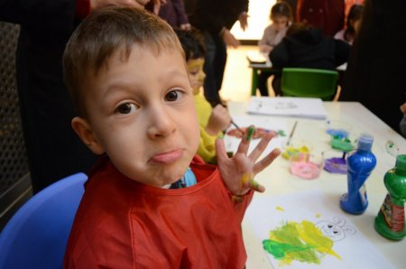 Minikler, parmak boya şenliğinde gönlünce eğlendi