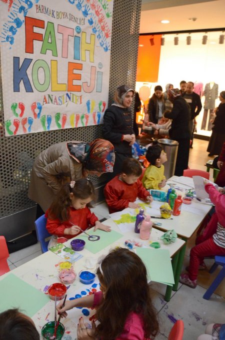 Minikler, parmak boya şenliğinde gönlünce eğlendi