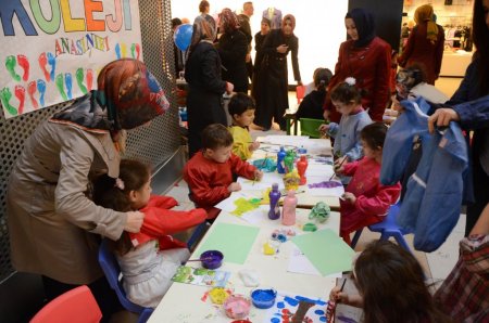 Minikler, parmak boya şenliğinde gönlünce eğlendi
