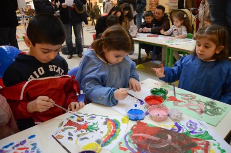 Minikler, parmak boya şenliğinde gönlünce eğlendi