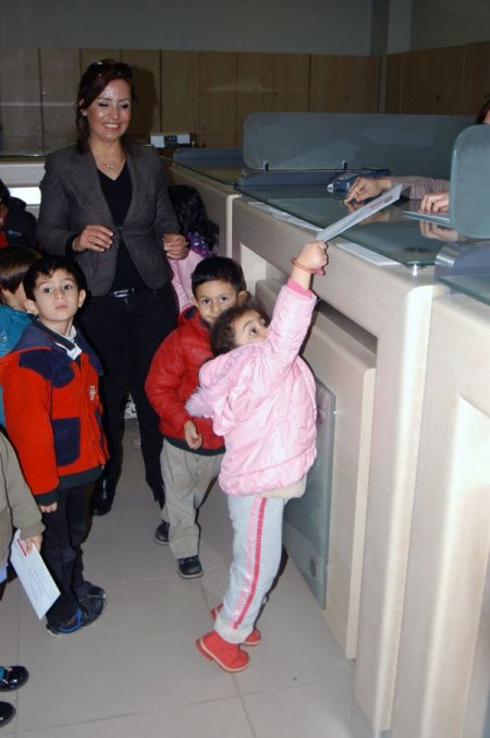 Minikler anne babalarına mektup gönderdi