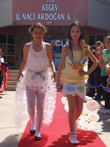 Minikler atıklardan yaptıkları elbiseleri defilede sergiledi