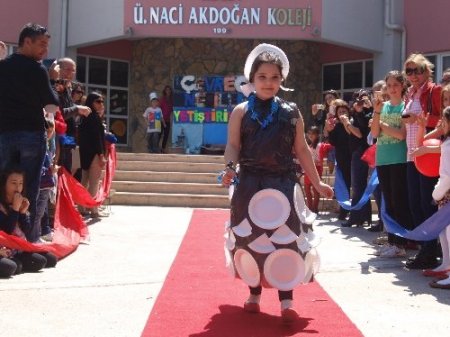 Minikler atıklardan yaptıkları elbiseleri defilede sergiledi